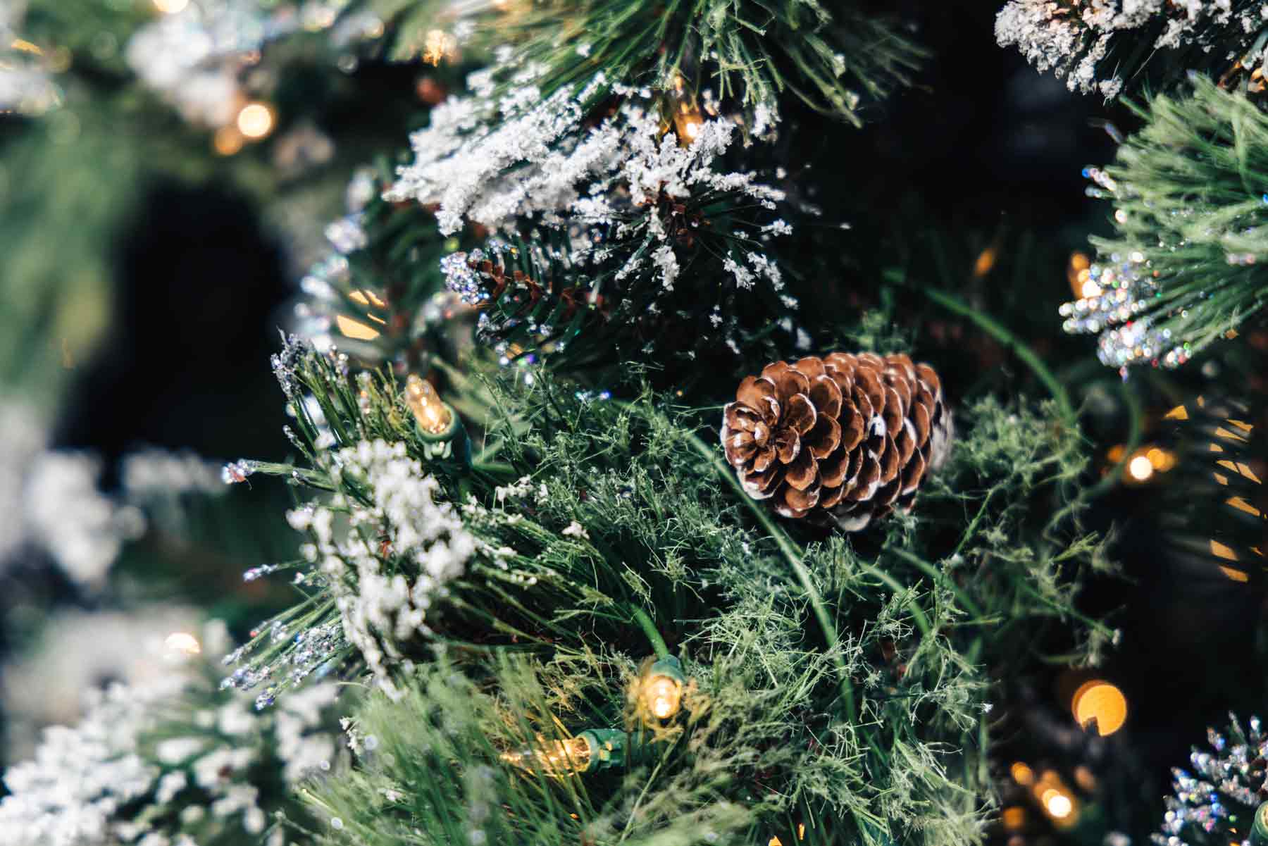 PREMIUM GLITTERY PINE TREE 18"