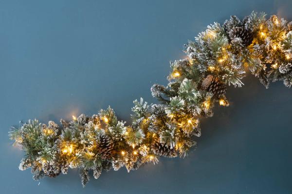 Premium Glittery Pine Warm White LED Wreath 24"